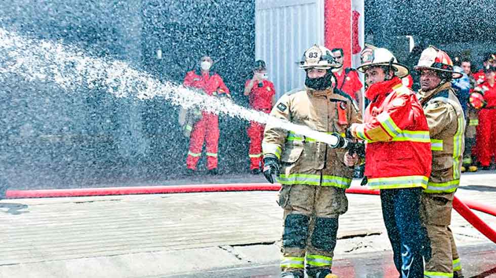 Entregan a bomberos mangueras para fortalecer la lucha contra incendios