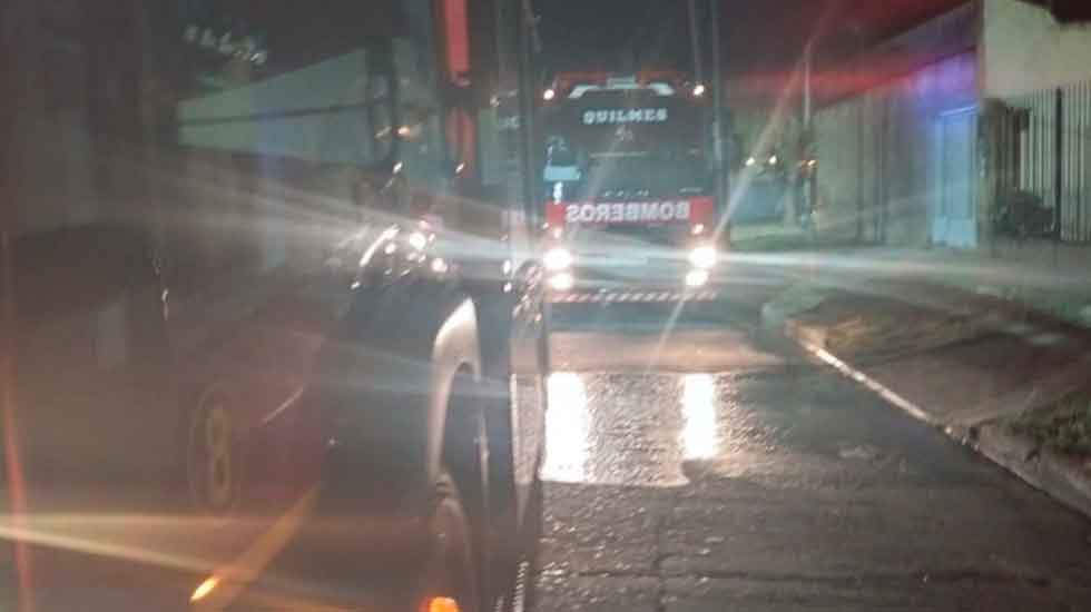 Dos personas y un bombero heridos en incendio en Quilmes Oeste