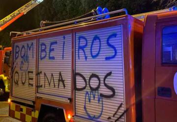 Aparecen algunos camiones de los Bomberos de Ferrol con pintadas