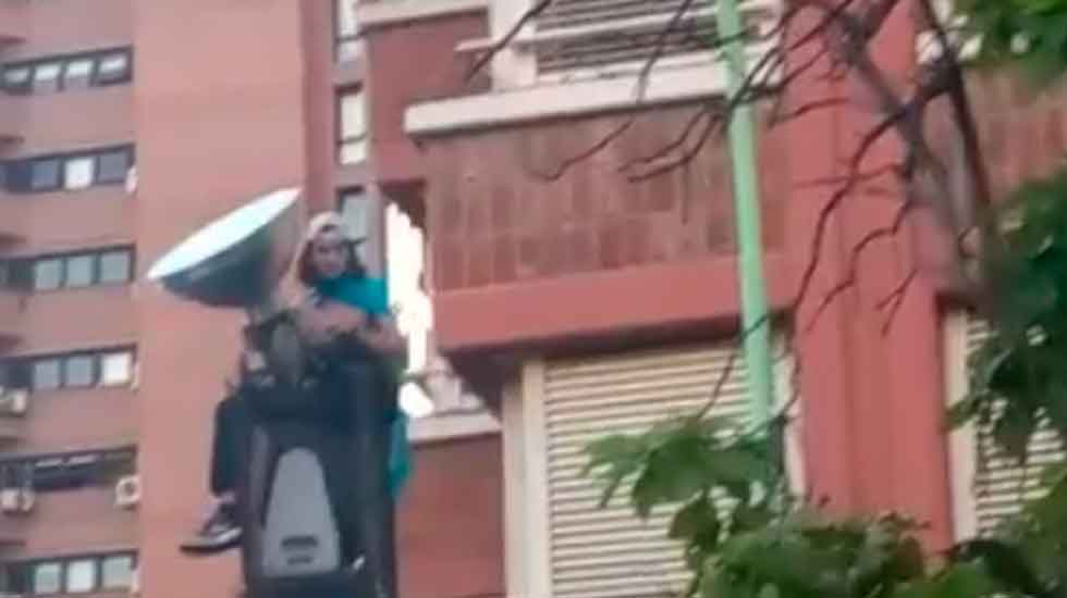 Se subió a un poste en los festejos y lo tuvieron que bajar los bomberos