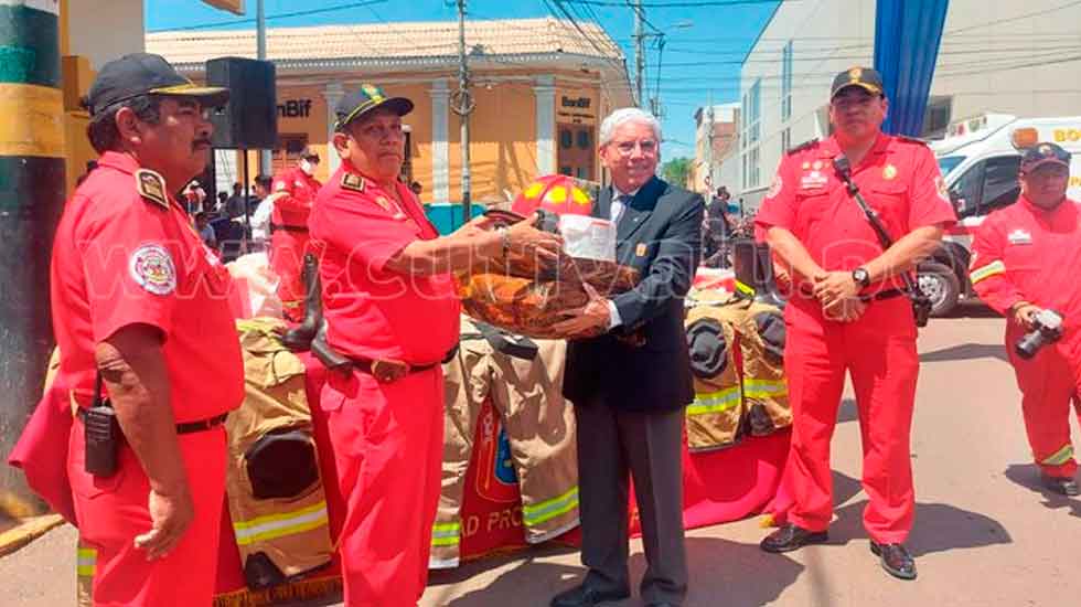 Bomberos de Piura recibieron 30 equipos de protección
