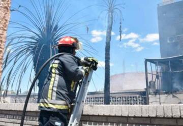 Bomberos controlaron incendio en fábrica de camperas