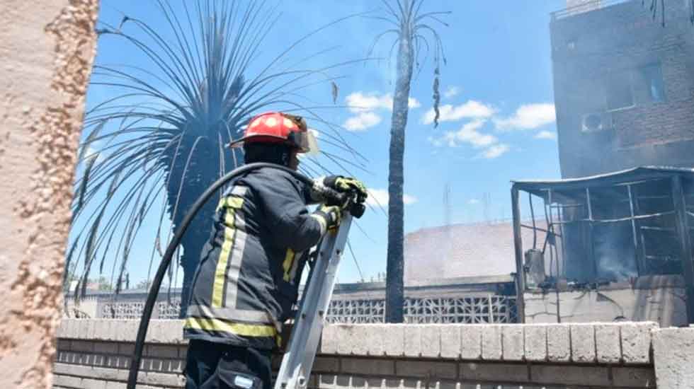 Bomberos controlaron incendio en fábrica de camperas