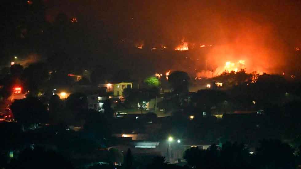 Bomberos combaten incendio de grandes proporciones en Uruguay