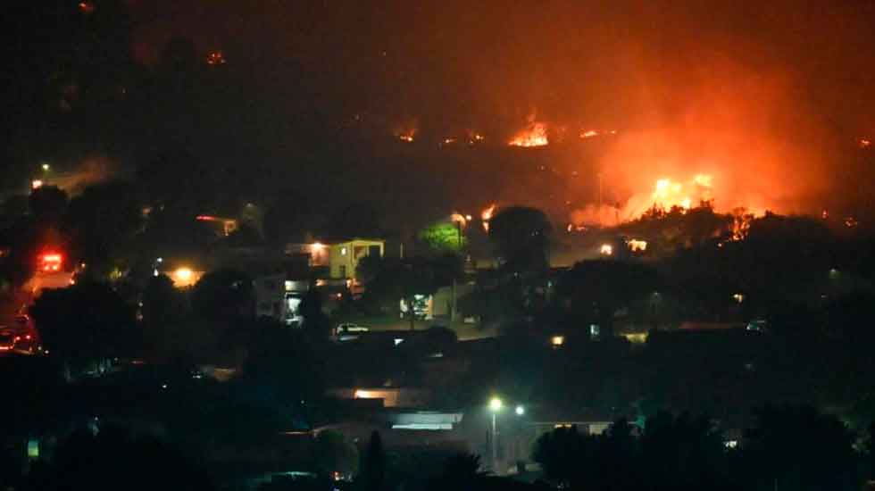 Bomberos combaten incendio de grandes proporciones en Uruguay