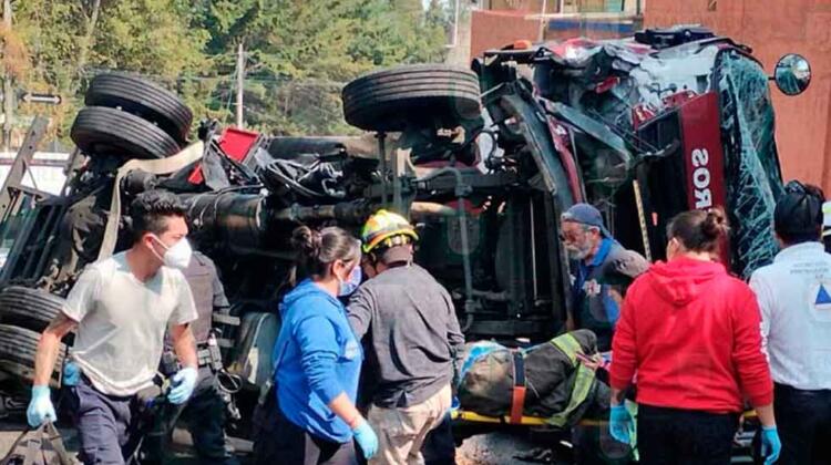 Vuelca camión de bomberos en Magdalena Contreras
