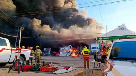 Contiene bomberos incendio de grandes dimensiones en nave industrial