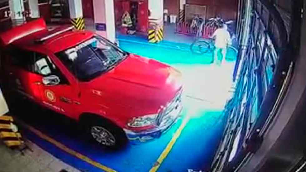Ladrón robó bicicleta de la estación de Bomberos de Bogotá