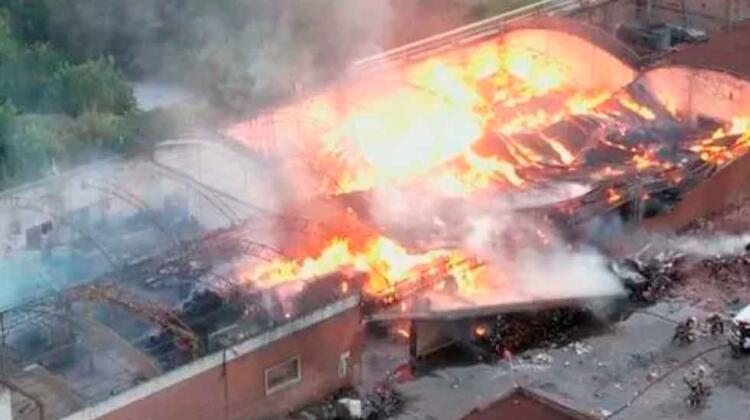 Se incendiaron dos depósitos de bobinas de papel en Quilmes