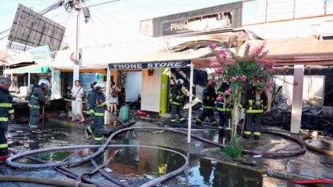 13 locales comerciales y la Casa Parroquial se quemaron en incendio