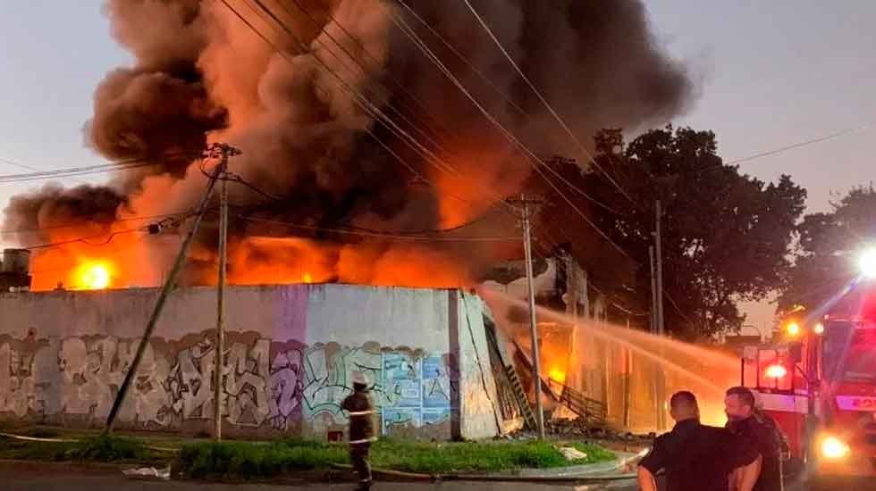 Incendio redujo a escombros un centro de reciclado de aceite