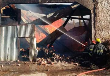 Incendio en una maderera: trabajaron varias dotaciones de bomberos