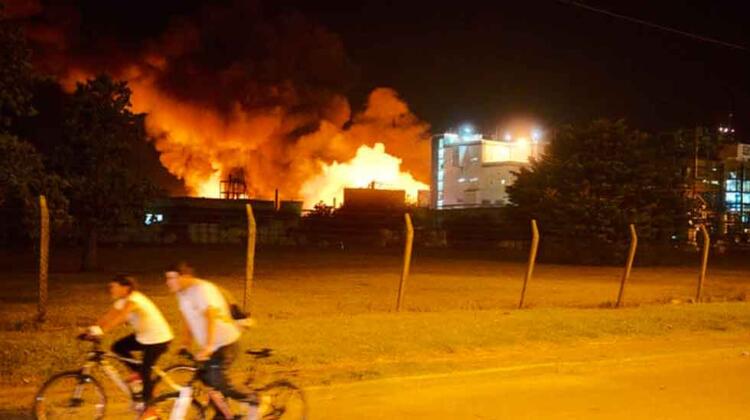 Voraz incendio una fábrica textil en La Plata