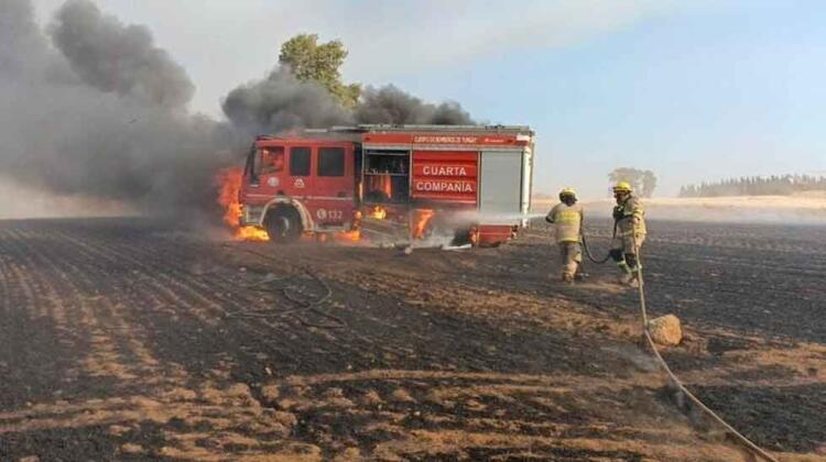 Carro de bomberos fue consumido por las llamas en incendio forestal