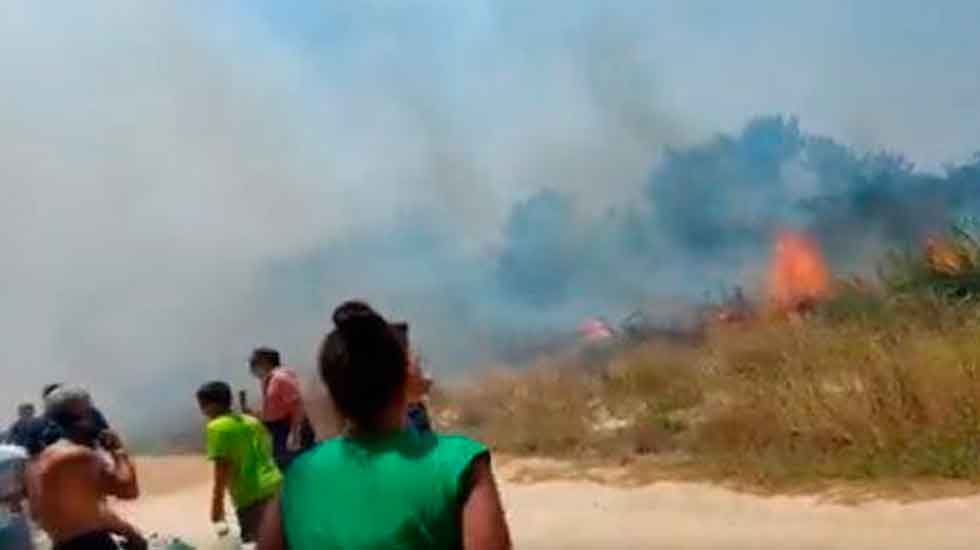 Vecinos increpan a bomberos y reclaman más personal ante incendio en Canelones