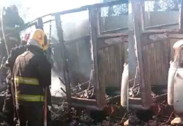 Bomberos sofocaron un incendio en un depósito doméstico