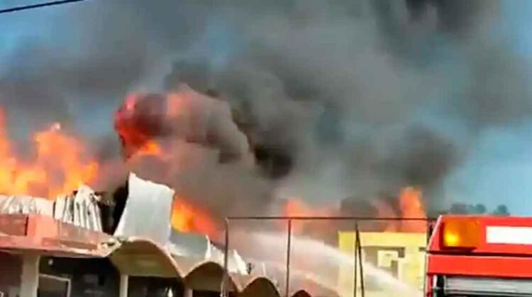 Bomberos combatieron un incendio en un aserradero de Malvinas Argentinas