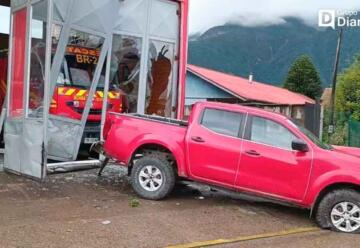 Conductor destruyó acceso a cuartel de bomberos en Puerto Aysén