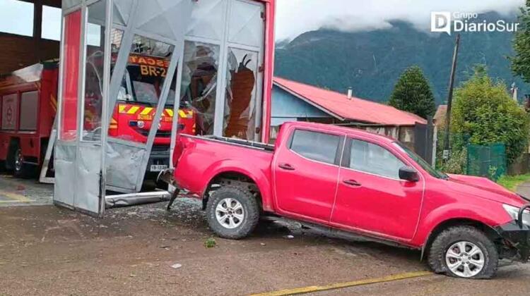 Conductor destruyó acceso a cuartel de bomberos en Puerto Aysén