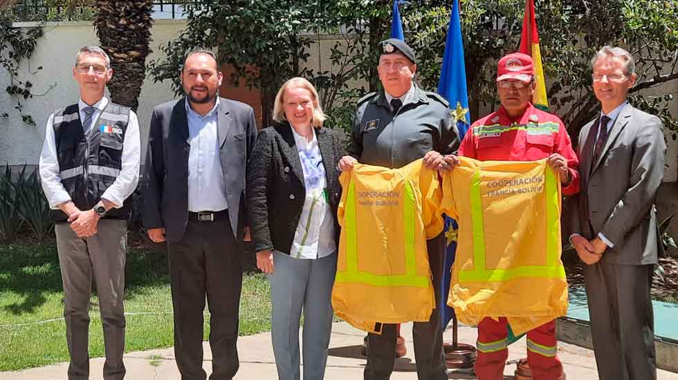 La embajada de Francia dona chamarras contra incendios a bomberos
