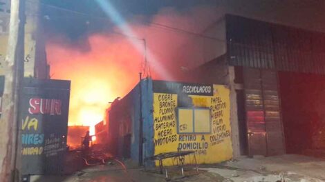 Gran Incendio en dos depósitos en Lomas de Zamora