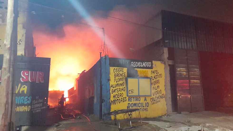 Gran Incendio en dos depósitos en Lomas de Zamora