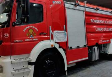 Bomberos de Lomas de Zamora con nuevo camión cisterna