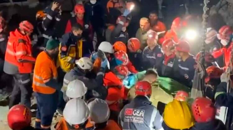 Bomberos españoles rescatan a una mujer que llevaba días sepultada