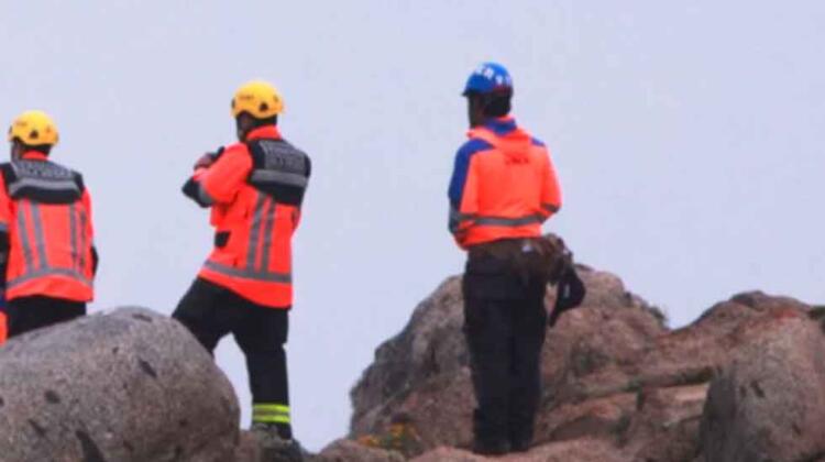 Muere bombero durante rescate de turistas extranjeros en cerro