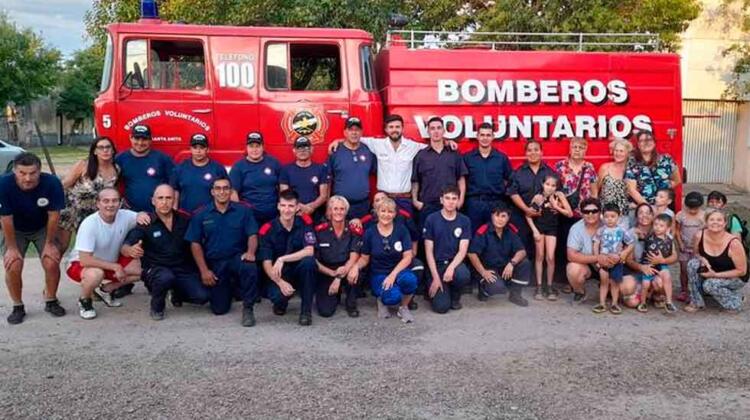 Bomberos de Villa Domínguez presentaron la nueva autobomba