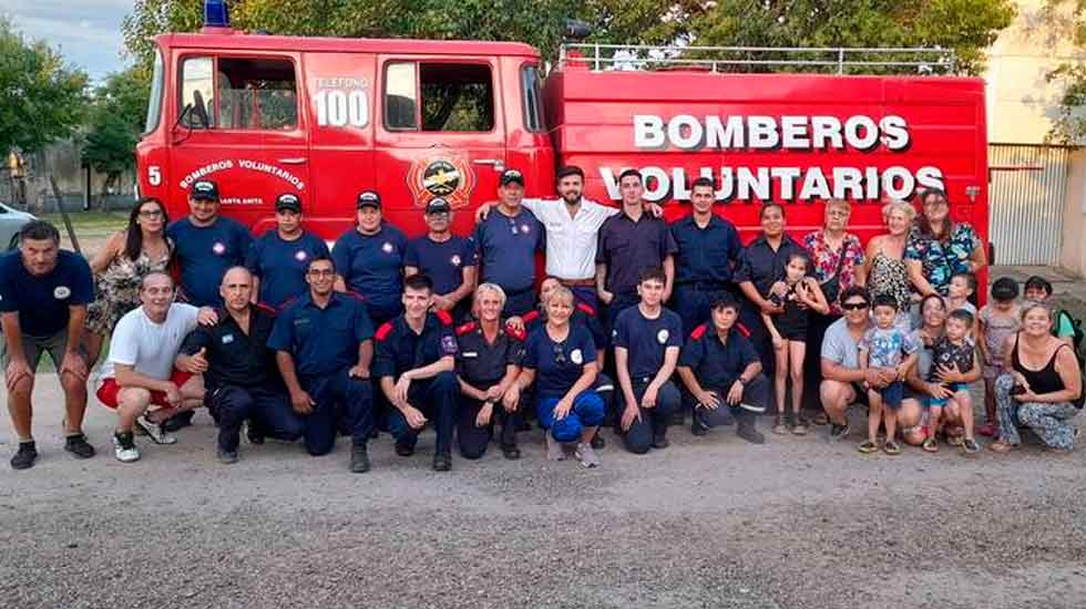 Bomberos de Villa Domínguez presentaron la nueva autobomba