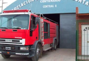 Apedrearon un camión de bomberos en Centenario