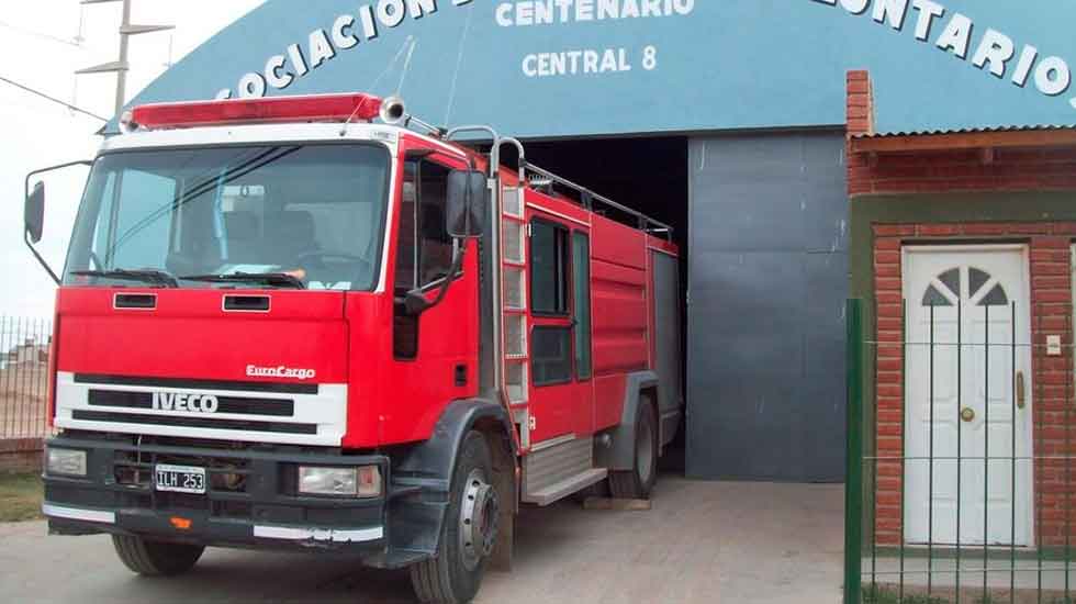 Apedrearon un camión de bomberos en Centenario