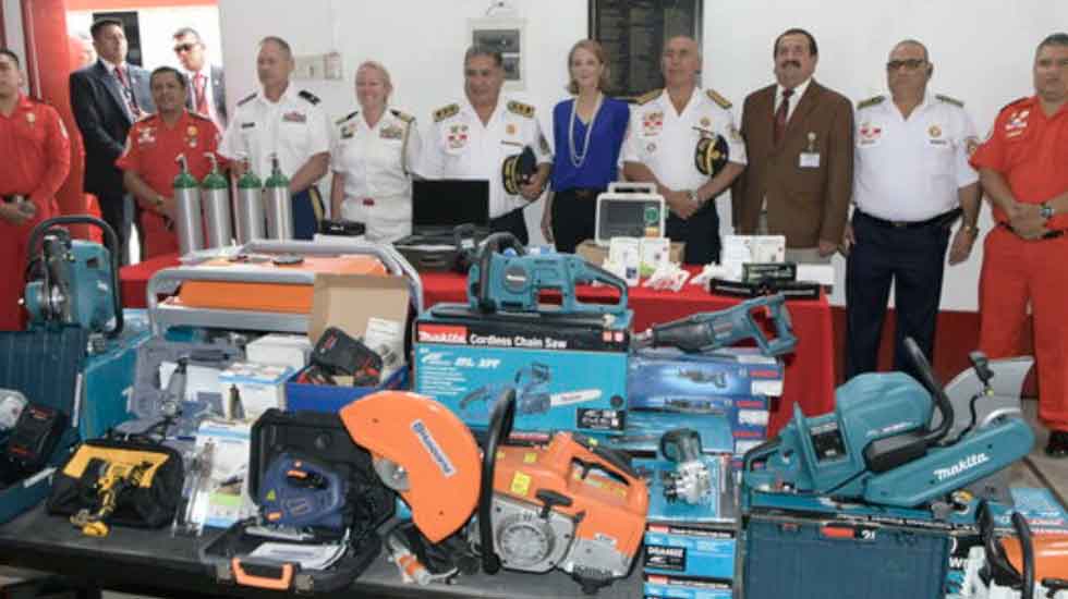 Bomberos voluntarios reciben herramientas y equipos