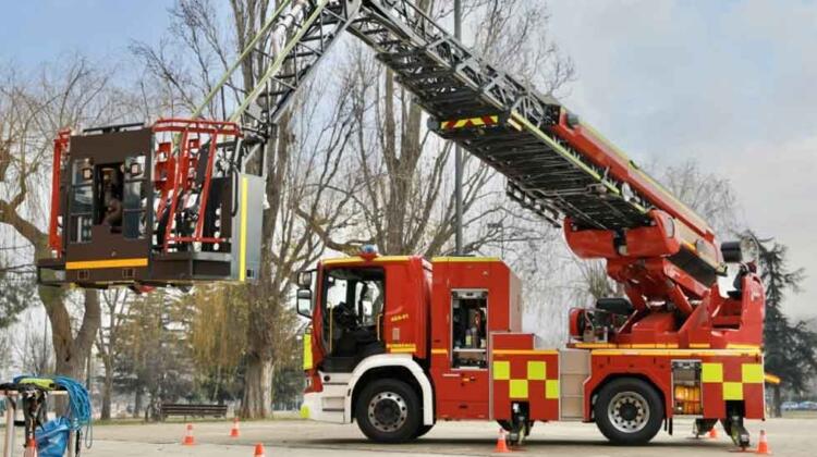 Los bomberos de La Rioja reciben una nueva autoescalera