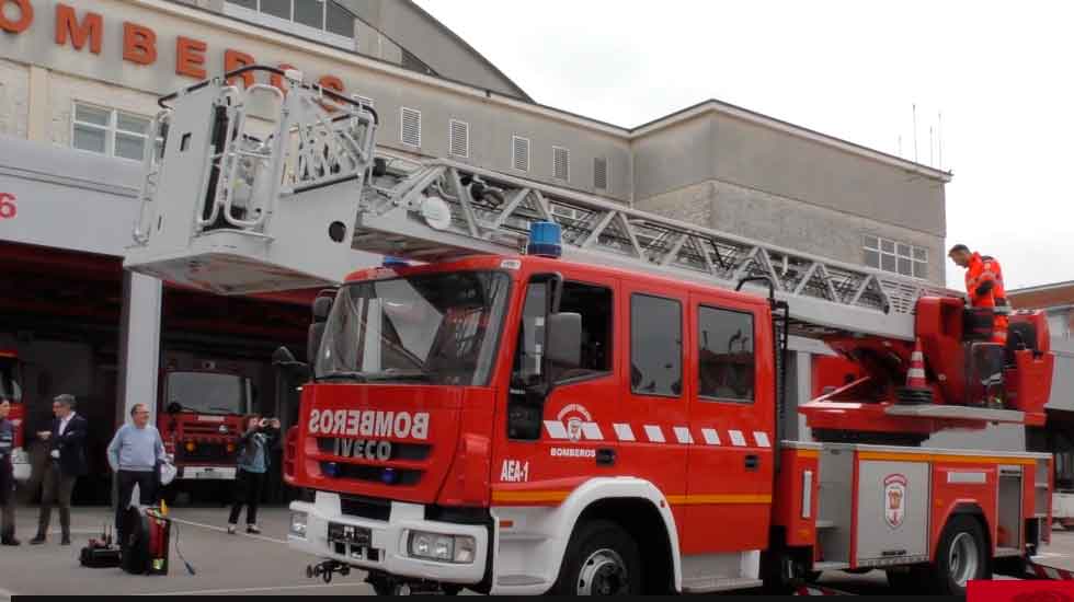 Los bomberos de Torrelavega estrenan autoescala y otros equipos