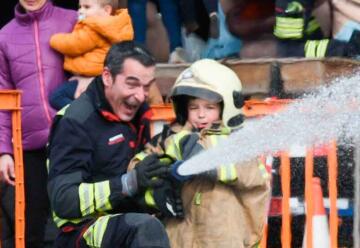 Los pequeños se montan en el camión de los bomberos de Bilbao