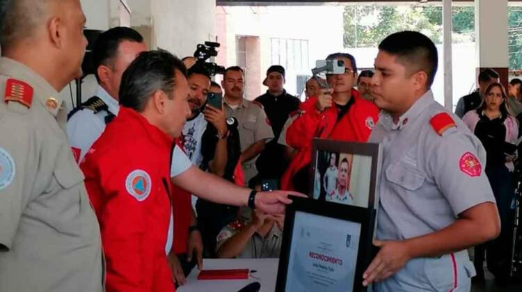 Entregan reconocimientos a bomberos de Guadalajara