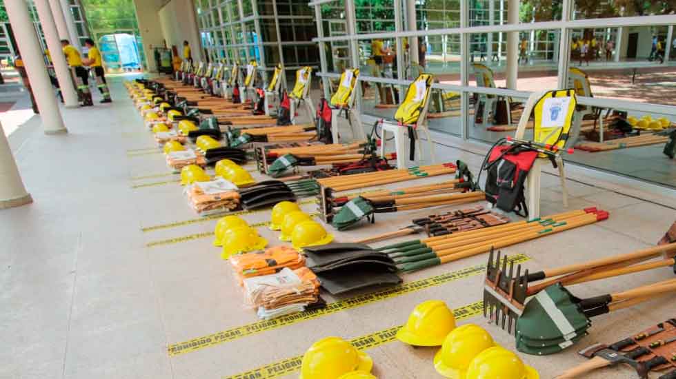 Entrega de Reconocimientos y herramientas a Bomberos