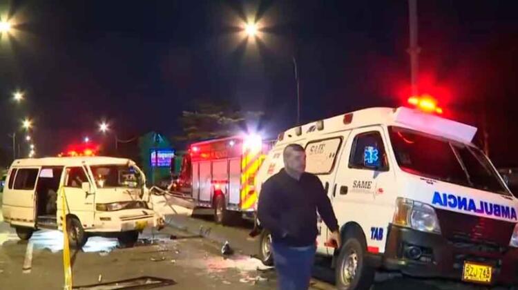Una ambulancia fue embestida cuando atendía una emergencia