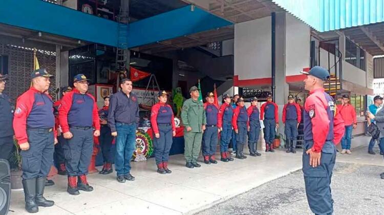 Gobierno Bolivariano entrega uniformes al Cuerpo de Bomberos Mérida