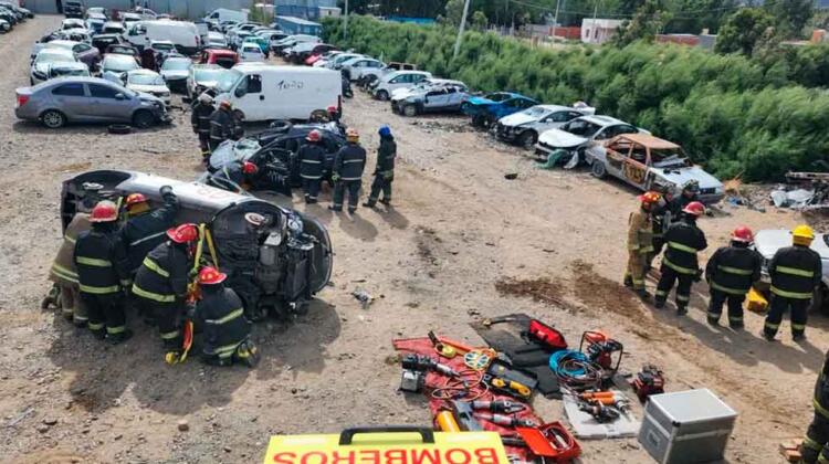 Bomberos de Comodoro realizaron prácticas de rescate vehicular