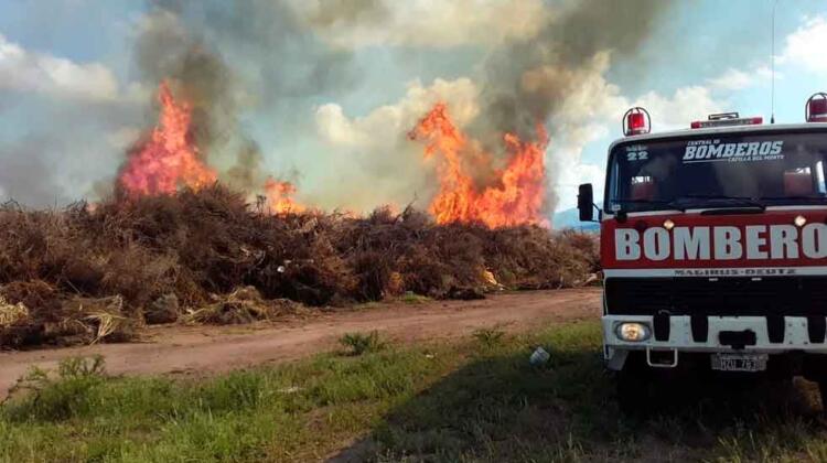 Capilla del Monte: bomberos lograron contener un incendio en un basural