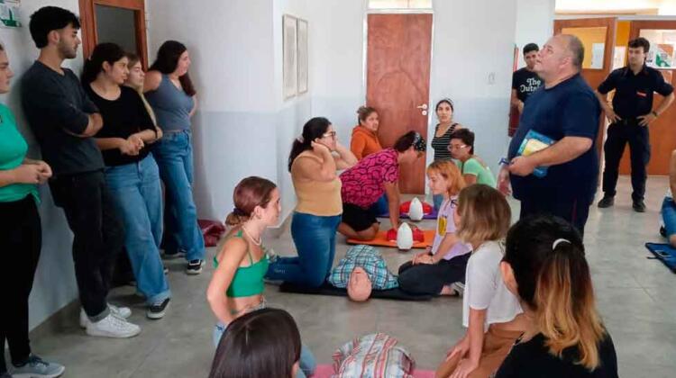 Bomberos de Olavarría brindó talleres de RCP en la Facultad de Sociales