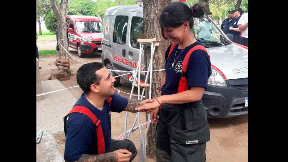 Se recibieron de bomberos y le propuso matrimonio ante sus colegas