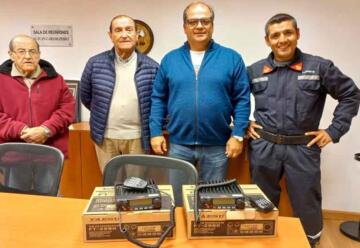El Club Cazadores donó dos radios al cuerpo de Bomberos Voluntarios