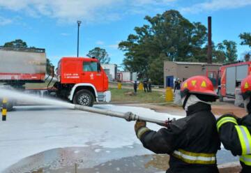 Bomberos de la Base Naval Puerto Belgrano realizó un simulacro de incendio