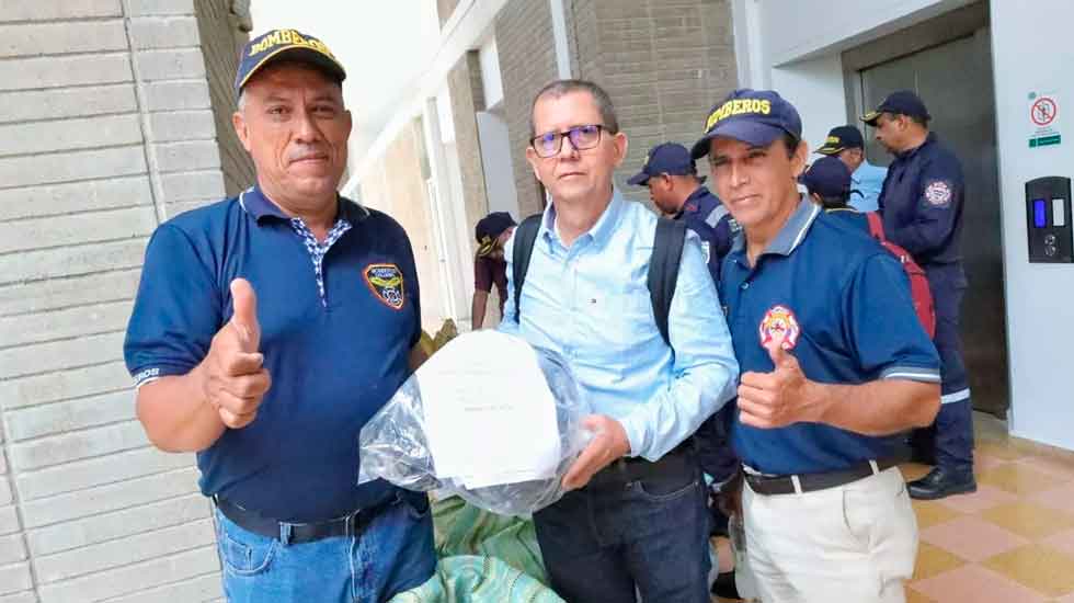 Bomberos Voluntarios reciben dotación de uniformes