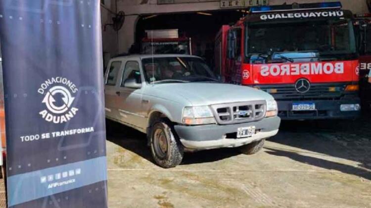 Bomberos Gualeguaychú recibió una camioneta donada por Aduana