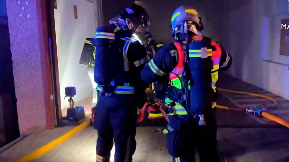 25 dotaciones de Bomberos trabajan en la extinción de un incendio